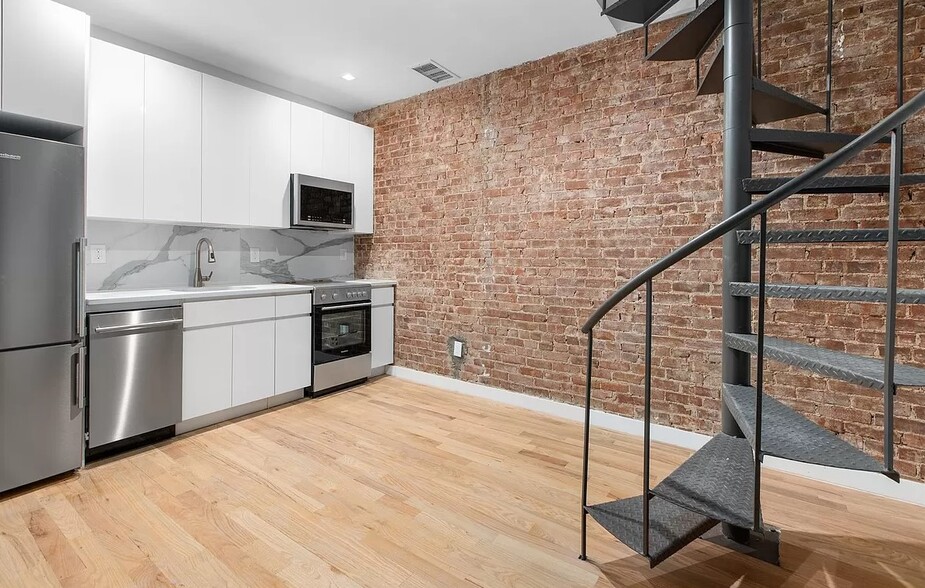 331 E 52nd St, New York, NY for sale - Building Photo - Image 3 of 11