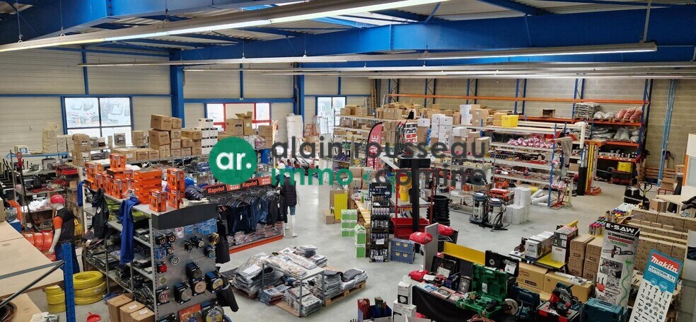 Retail in Cholet for lease - Interior Photo - Image 2 of 6
