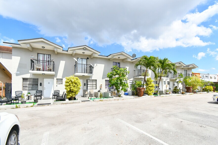 324 W 74th Pl, Hialeah, FL for sale - Building Photo - Image 1 of 1