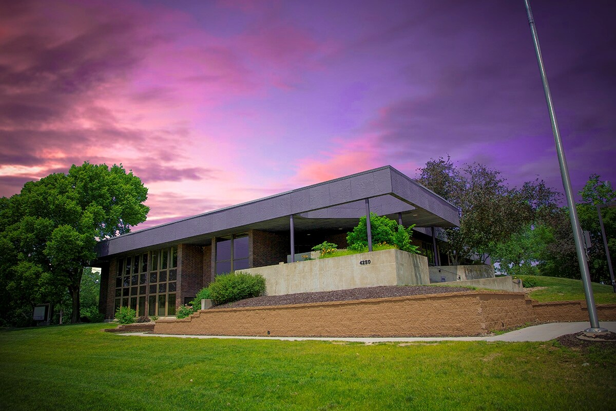 4250 Glass Rd NE, Cedar Rapids, IA for sale Primary Photo- Image 1 of 1