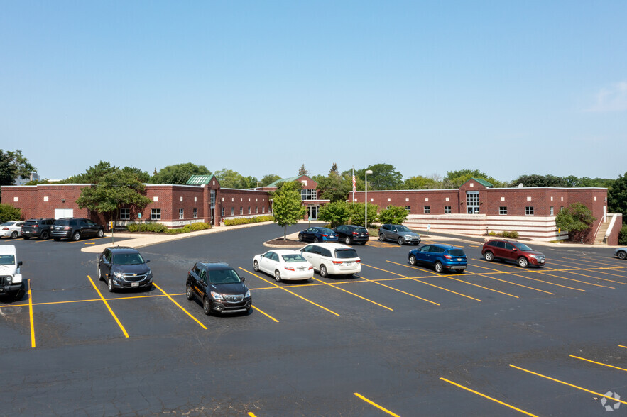 20611 Watertown Rd, Waukesha, WI for lease - Primary Photo - Image 1 of 14