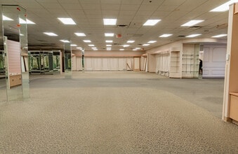 364 Maine Mall Rd, South Portland, ME for lease Building Photo- Image 2 of 8