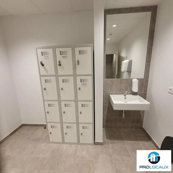 Office in Grenoble for lease - Building Photo - Image 3 of 12