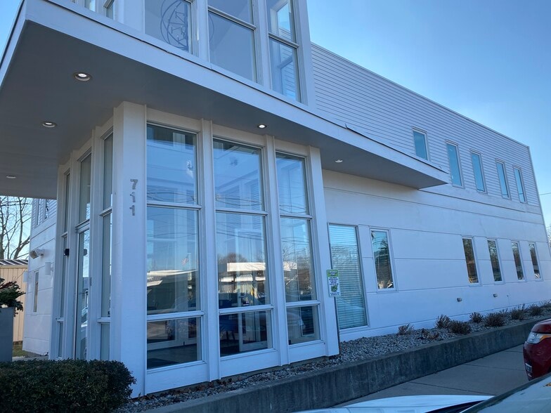 711 E 65th St, Indianapolis, IN for lease - Building Photo - Image 3 of 10