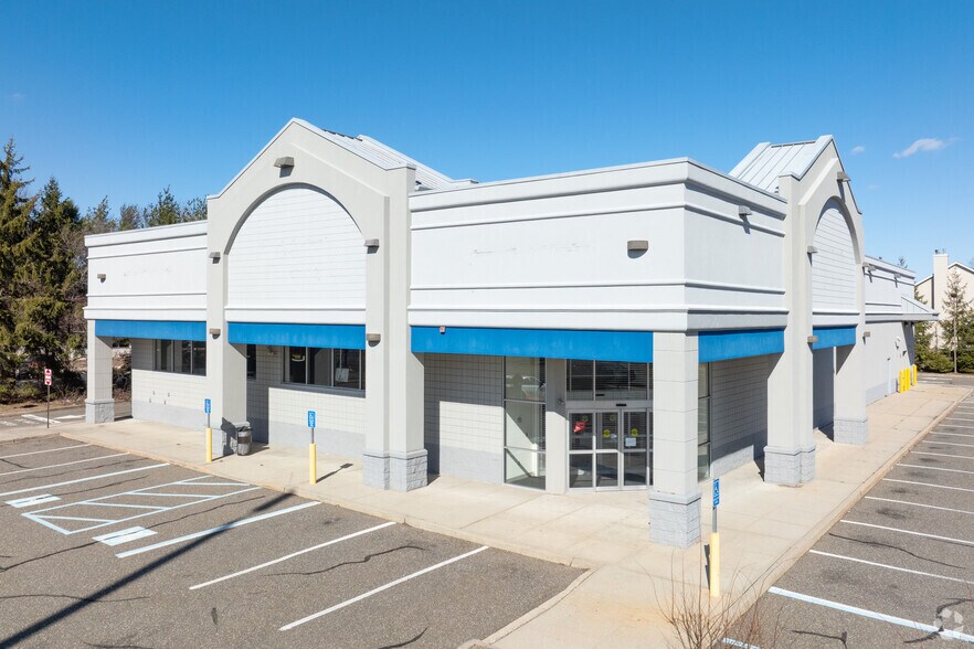 577 Larkfield Rd, East Northport, NY for sale - Primary Photo - Image 1 of 1