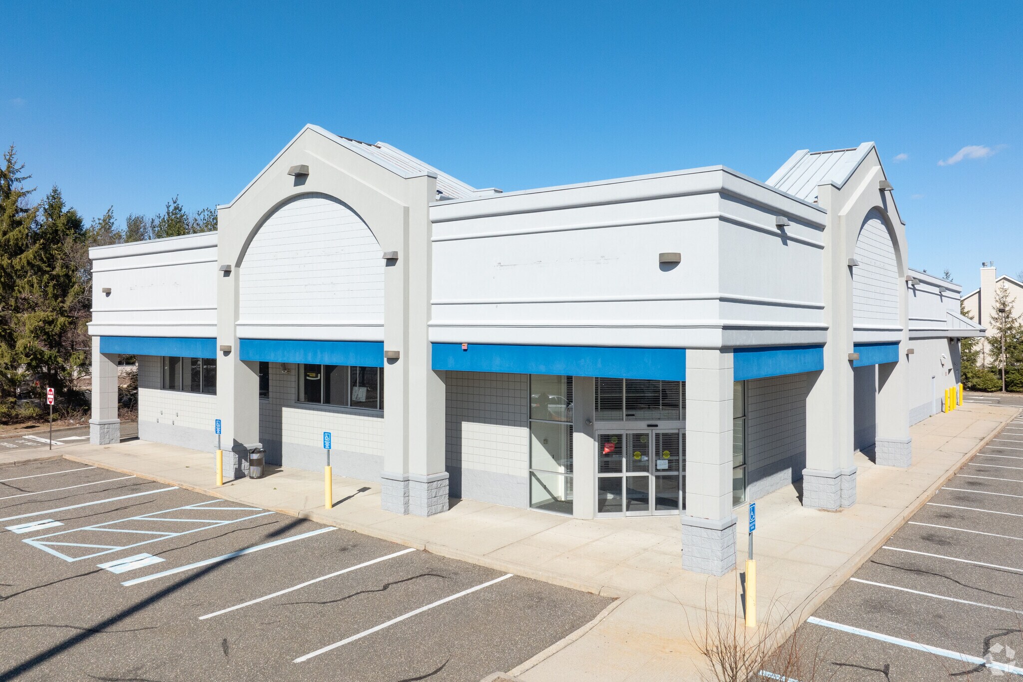 577 Larkfield Rd, East Northport, NY for sale Primary Photo- Image 1 of 1