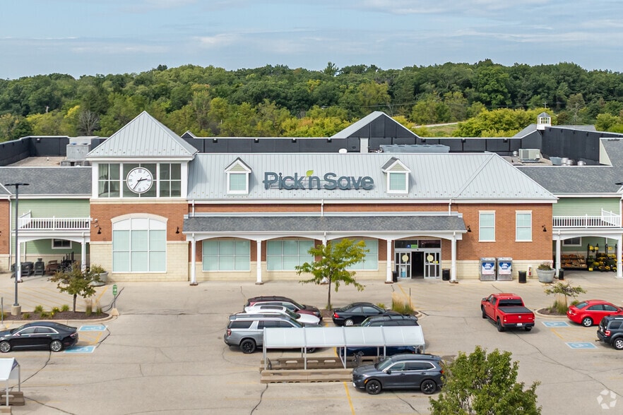 3161 Village Square Dr, Hartland, WI for sale - Building Photo - Image 2 of 5