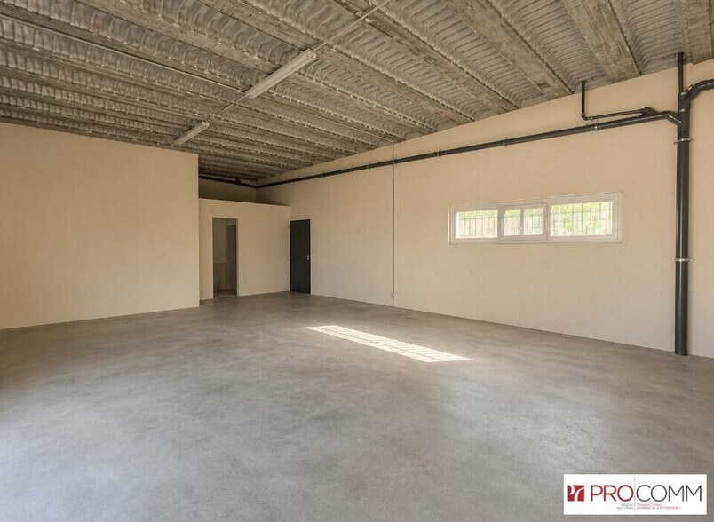 Flex in Saint-Rémy-de-Provence for lease - Interior Photo - Image 2 of 3