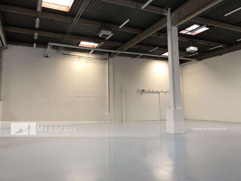Flex in Osny for lease - Interior Photo - Image 2 of 7