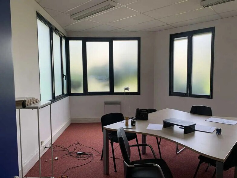 Flex in Créteil for lease - Interior Photo - Image 2 of 8