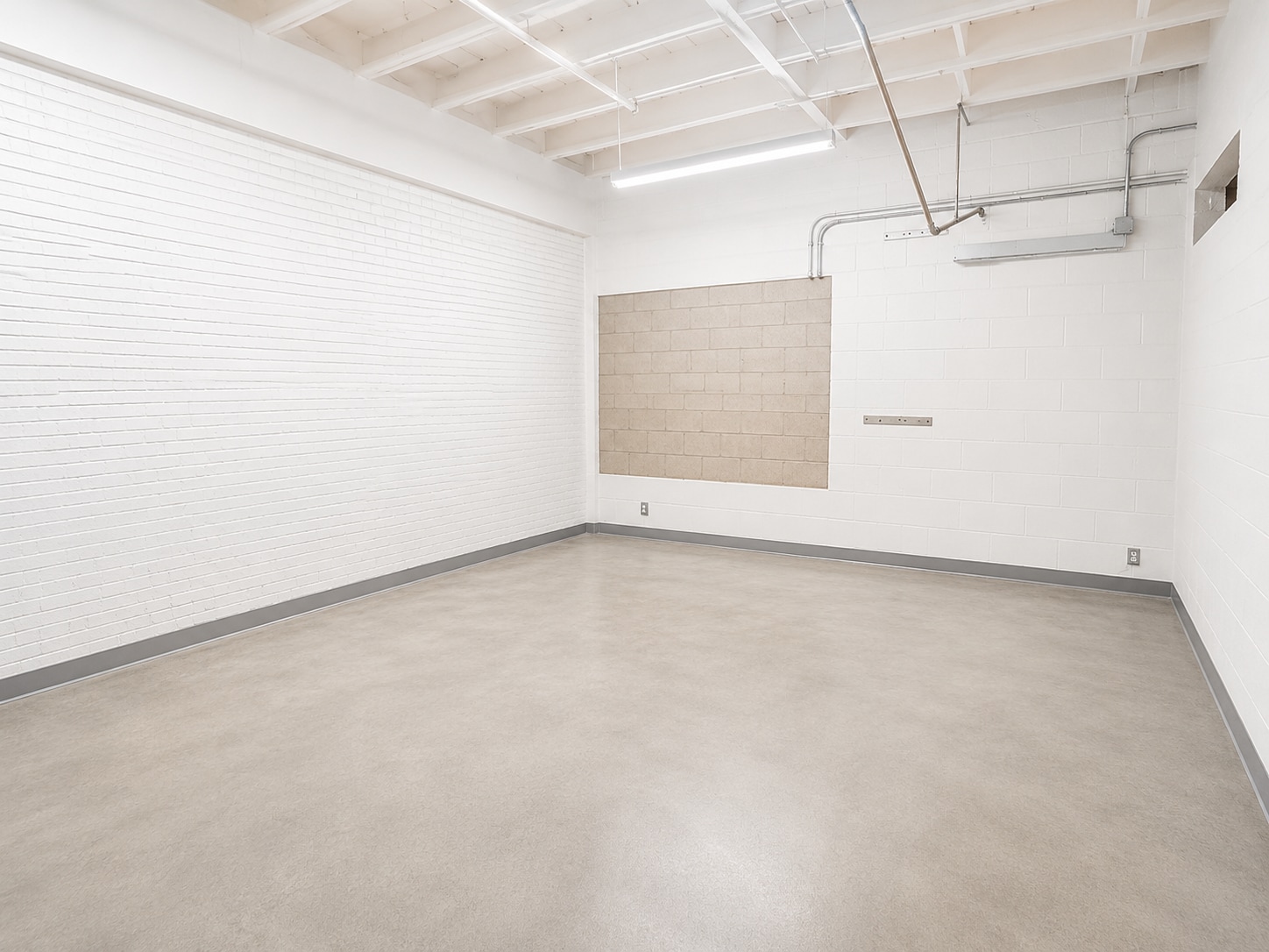 1205 NE 163rd St, North Miami Beach, FL for lease Interior Photo- Image 1 of 4