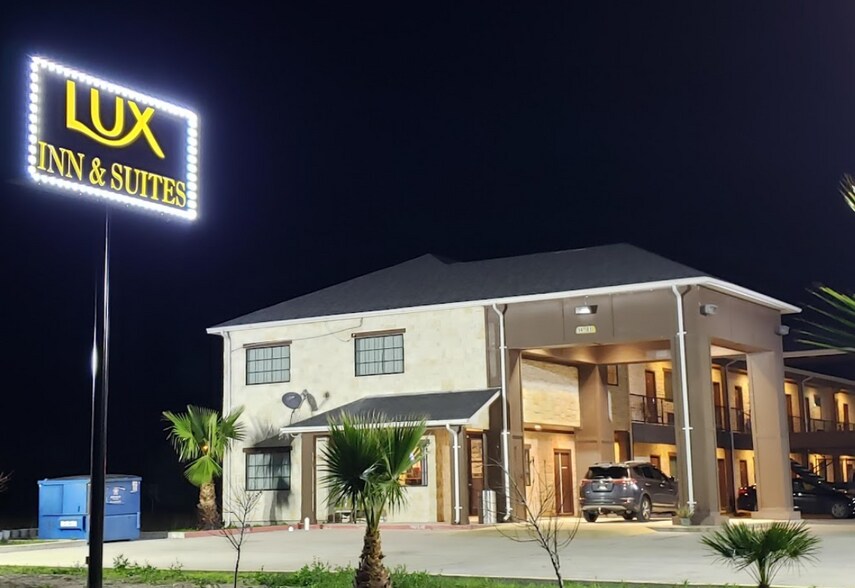 5864 Highway 281, Three Rivers, TX for sale - Building Photo - Image 1 of 1