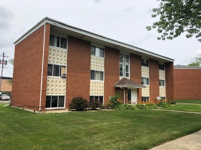 562 Pershing Ave, Glen Ellyn, IL for sale Primary Photo- Image 1 of 1