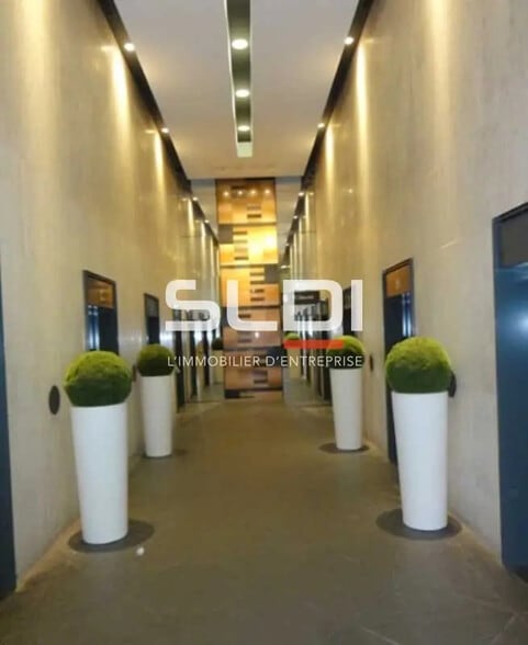 Office in Lyon for lease - Lobby - Image 2 of 13