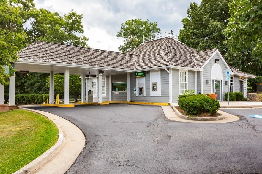 12451 Hedges Run Dr, Woodbridge, VA for sale - Primary Photo - Image 1 of 1