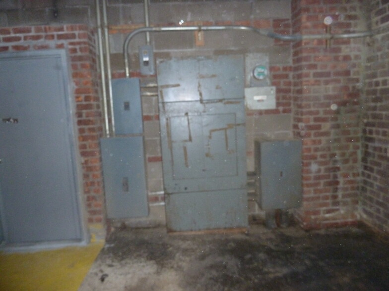 553 Wortman Ave, Brooklyn, NY for lease - Building Photo - Image 3 of 7