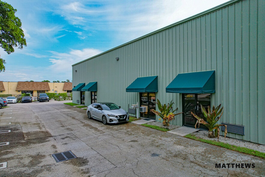 715 Whitney Ave, Lantana, FL for lease - Building Photo - Image 2 of 3