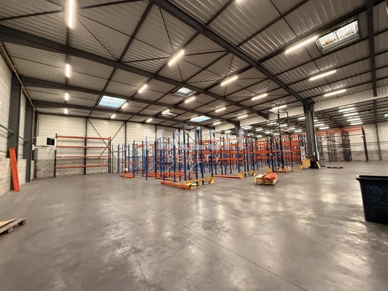 Office in Saint-Priest for lease - Interior Photo - Image 2 of 12