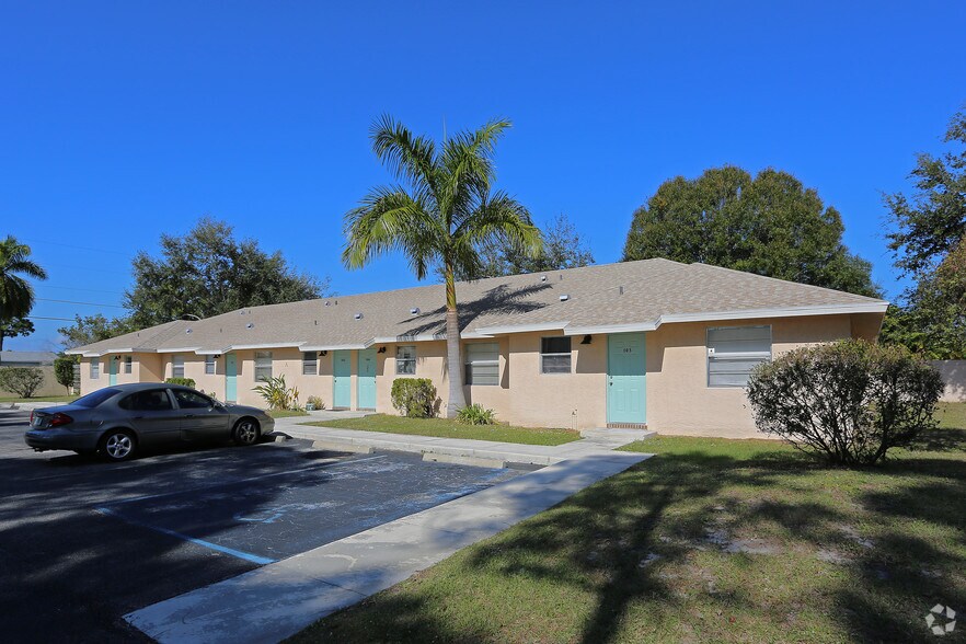 5833 SE 47th Ave, Stuart, FL for sale - Primary Photo - Image 1 of 1