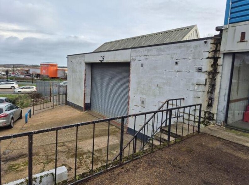 12 Parkhurst Rd, Newport for lease - Building Photo - Image 2 of 5