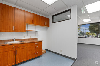 260 Maple Ct, Ventura, CA for lease Building Photo- Image 2 of 5