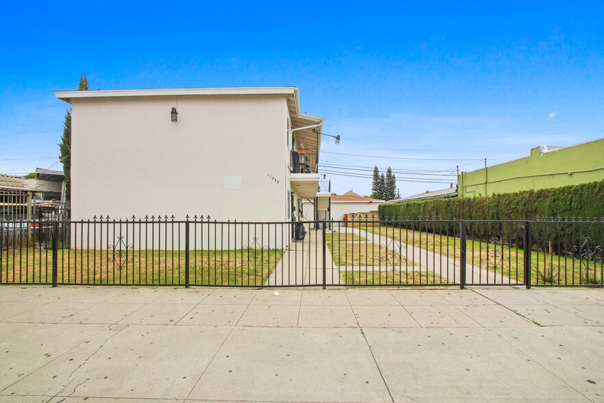 11032 Atlantic Ave, Lynwood, CA for sale - Building Photo - Image 3 of 10