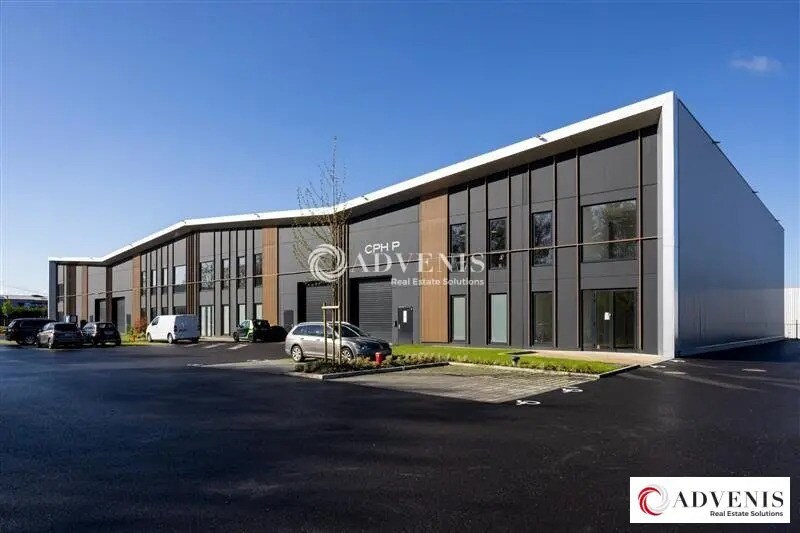 Industrial in Neuville-en-Ferrain for lease - Building Photo - Image 1 of 7