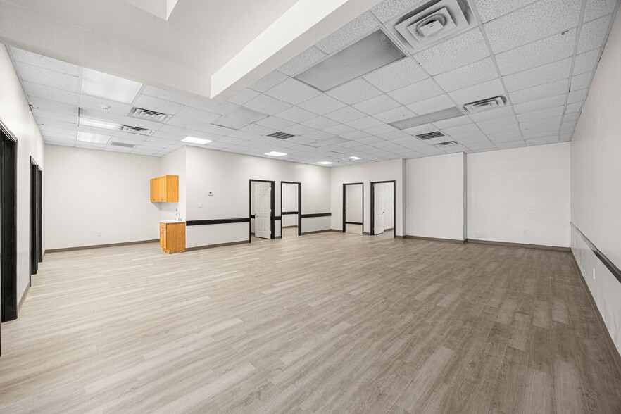 8777 S Gessner Dr, Houston, TX for lease - Building Photo - Image 3 of 23