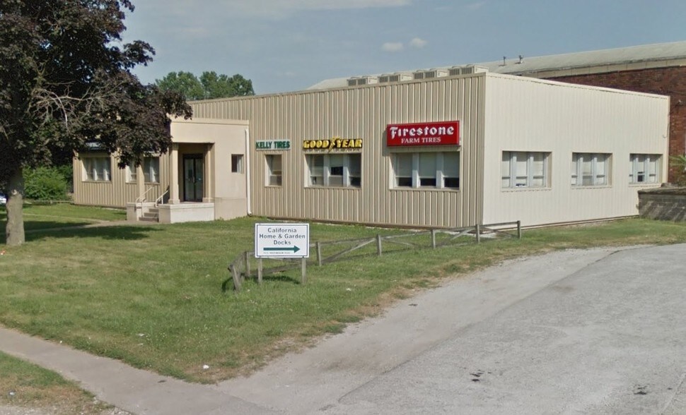 2525 Rockingham Rd, Davenport, IA 52802