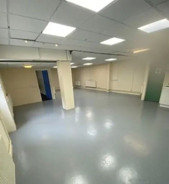 5 Second Av, Radstock for lease - Interior Photo - Image 2 of 2