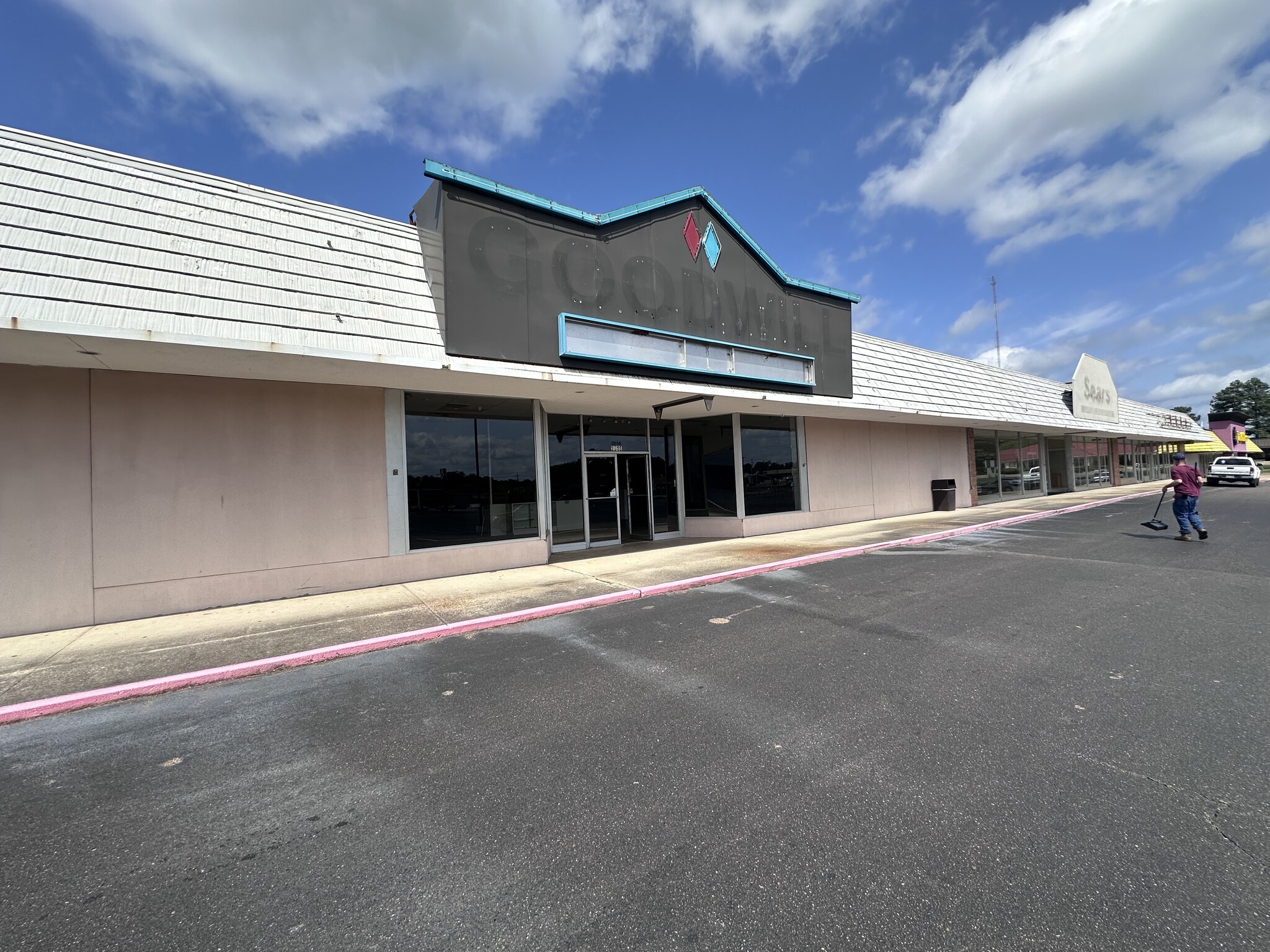 1900-1936 N West Ave, El Dorado, AR for lease Building Photo- Image 1 of 2