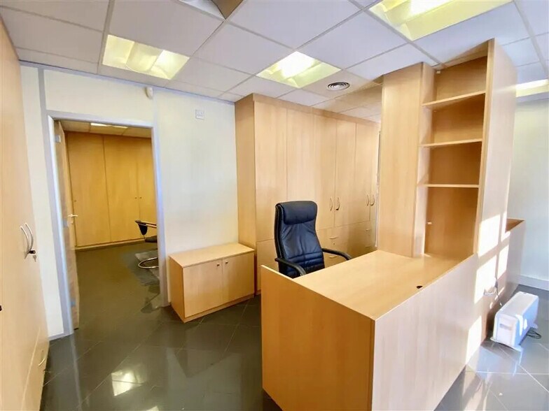 Office in Neuilly-sur-Seine for sale - Building Photo - Image 2 of 6