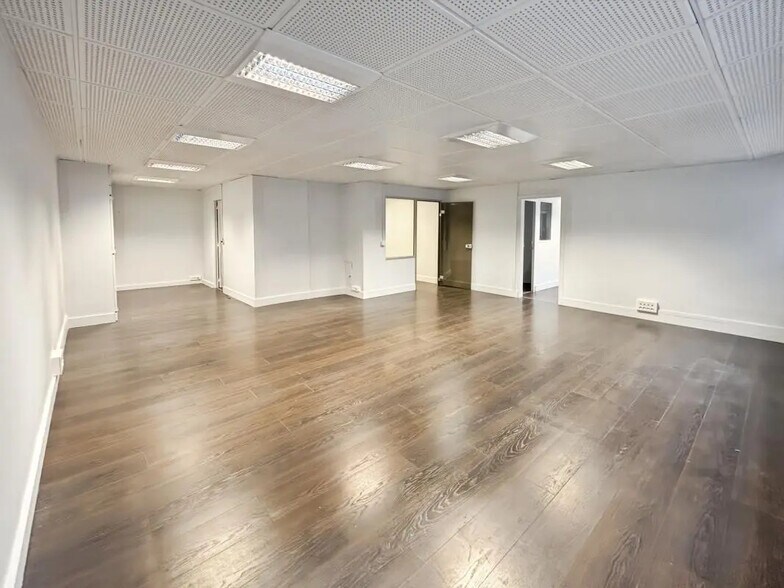 Office in Paris for lease - Interior Photo - Image 3 of 7
