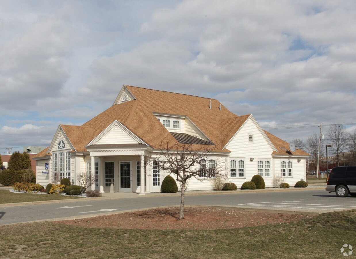 5 S Maple St, Hadley, MA 01035