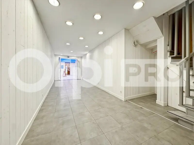 Retail in Saint-Martin-de-Ré for lease Building Photo- Image 1 of 12