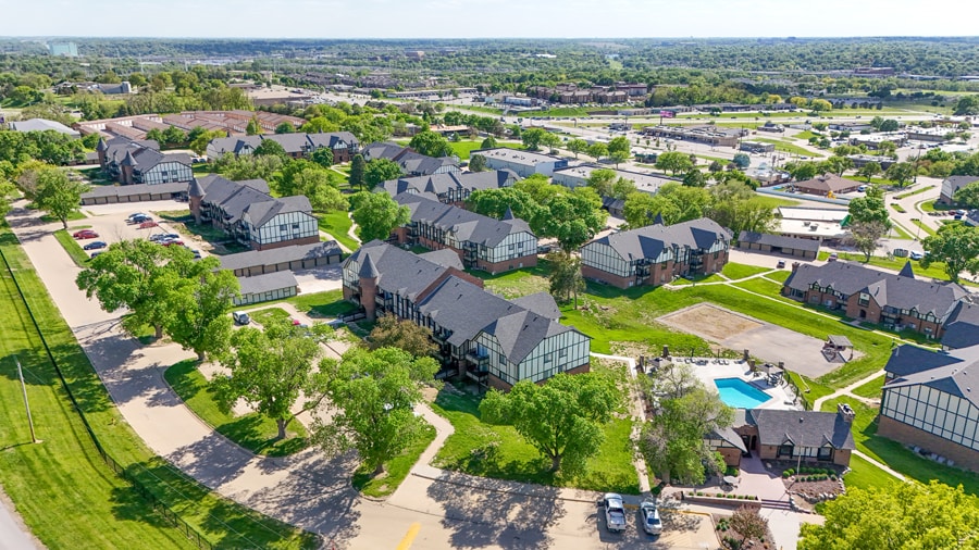 10505 Evans Plz, Omaha, NE for sale - Building Photo - Image 3 of 17