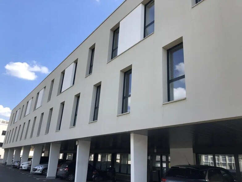 Office in Saint-Grégoire for lease - Building Photo - Image 3 of 15