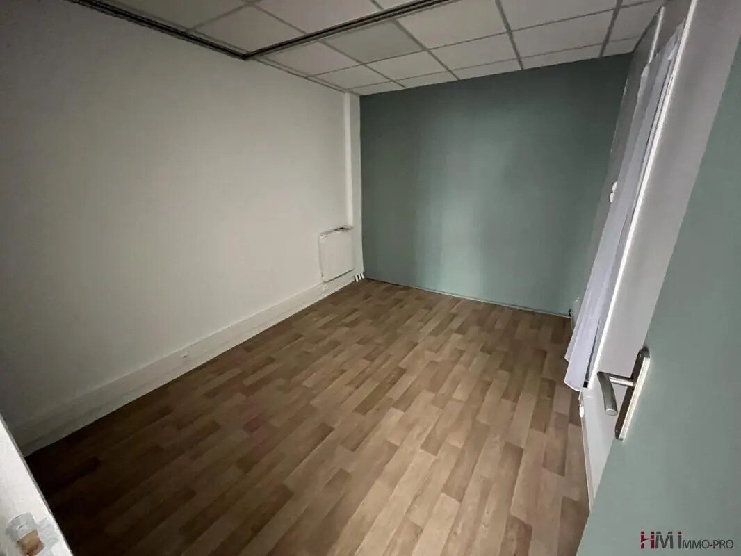 Retail in Le Havre for lease Interior Photo- Image 1 of 4