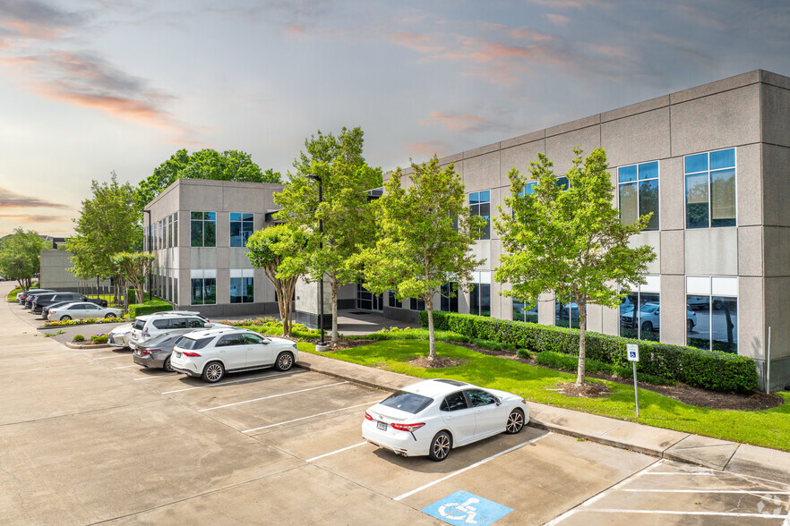 245 Commerce Green Blvd, Sugar Land, TX for lease - Building Photo - Image 2 of 4