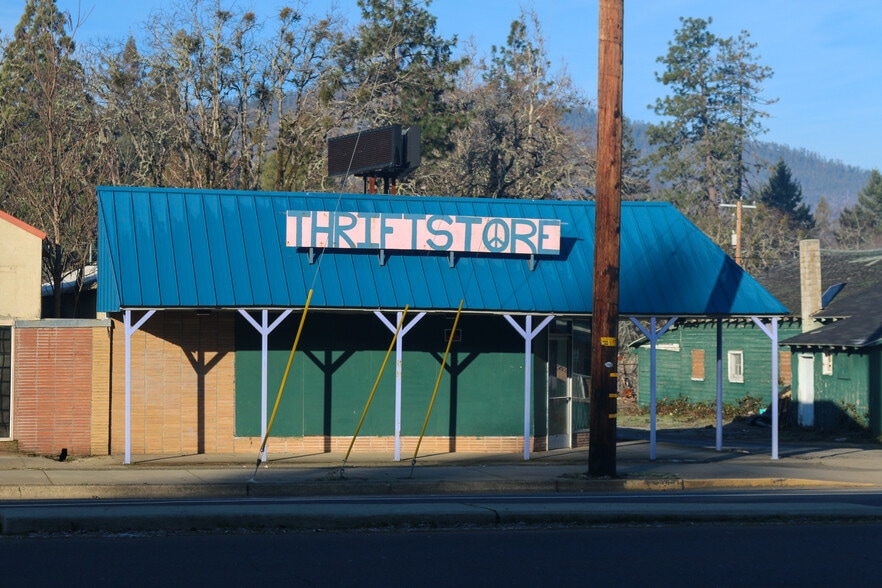 144 N Redwood Hwy, Cave Junction, OR for sale - Building Photo - Image 3 of 13