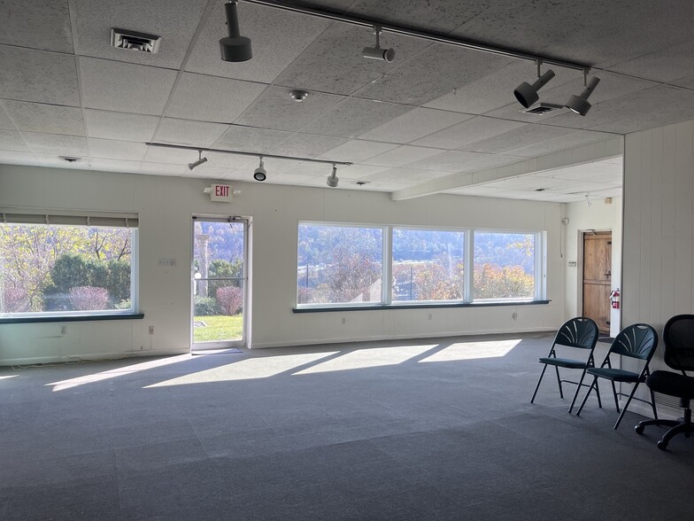 4 Union Hill Rd, Conshohocken, PA for lease - Building Photo - Image 3 of 4