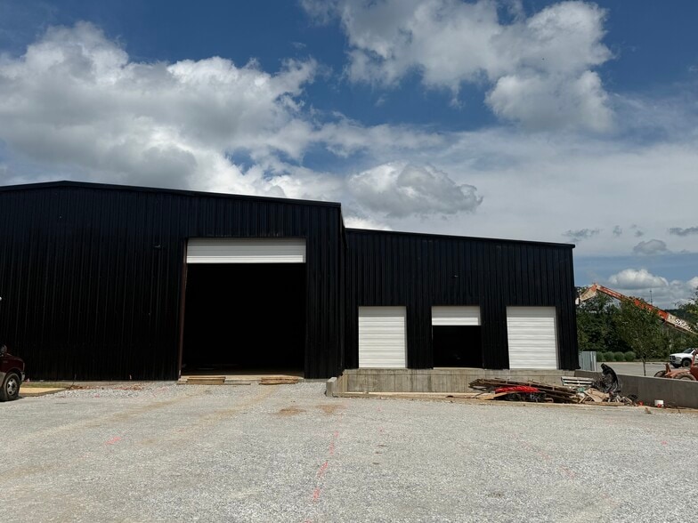 595 Kawneer dr, Springdale, AR for lease - Building Photo - Image 2 of 18