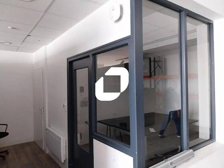 Flex in Couëron for lease - Interior Photo - Image 3 of 7