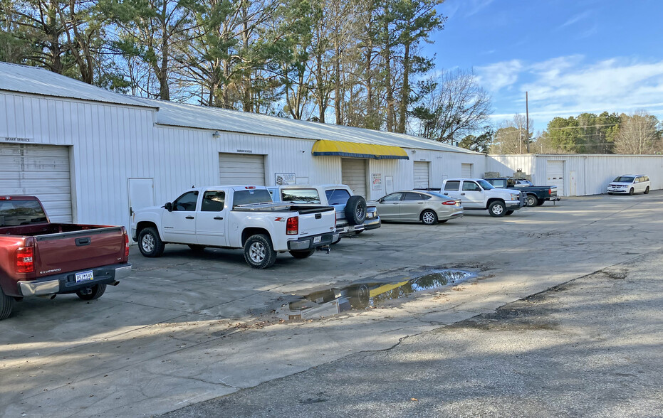 Retail-Auto Repair-Flex Complex portfolio of 2 properties for sale on LoopNet.com - Building Photo - Image 3 of 5