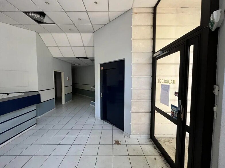 Retail in Toulon for lease - Building Photo - Image 3 of 5