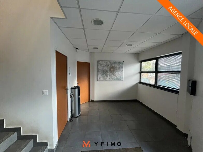 Flex in Poissy for lease - Interior Photo - Image 2 of 6