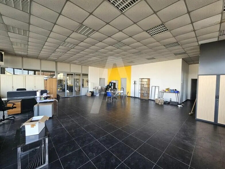 Retail in Milly-la-Forêt for lease - Interior Photo - Image 3 of 9