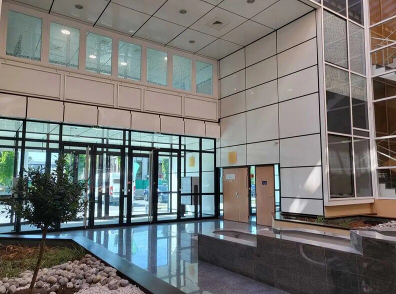 Office in Villebon-sur-Yvette for sale - Lobby - Image 3 of 4