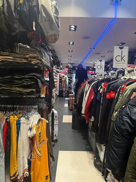 Retail in Paris for lease - Interior Photo - Image 3 of 4