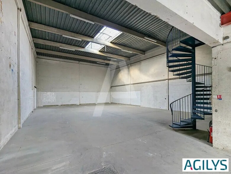 Flex in Les Ulis for lease - Interior Photo - Image 1 of 9